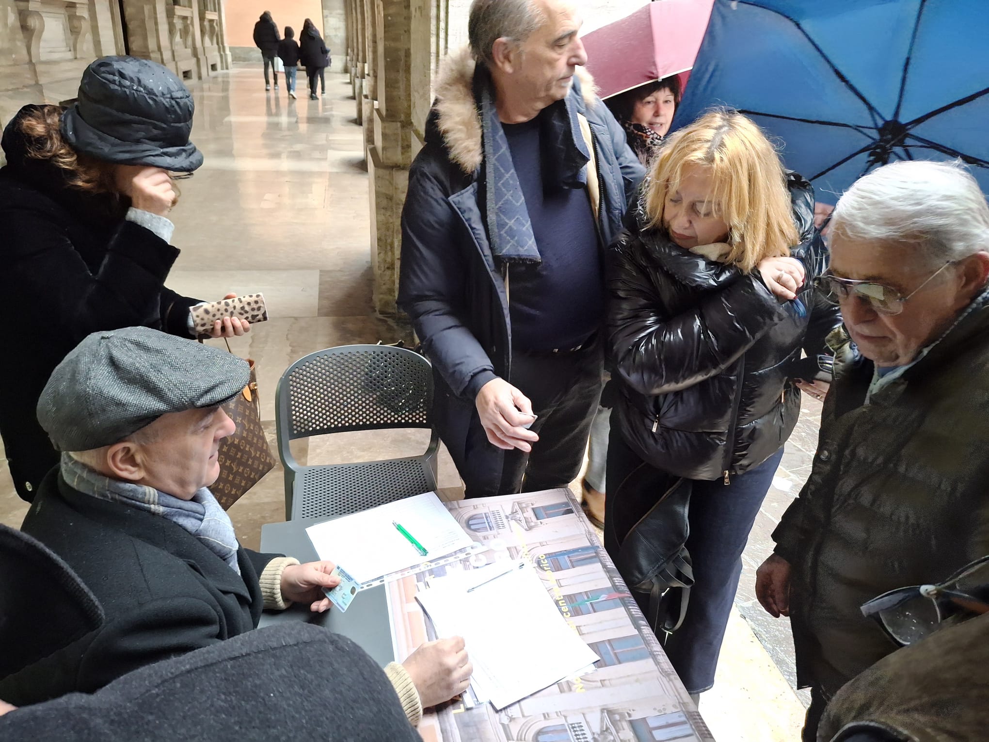 (Video) Una firma per mantenere le scuole in centro. Da stamani sotto i portici del Corso