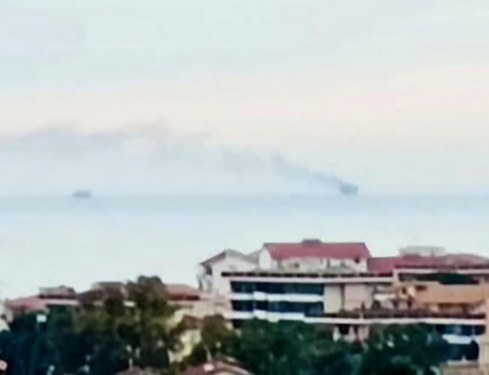 A fuoco piattaforma petrolifera nel mare tra il Molise e l’Abruzzo