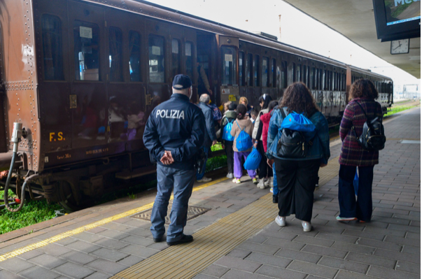 Pineto. La Polizia Ferroviaria in Prima Linea per la Sicurezza: Allestito Gazebo Durante i Festeggiamenti di Sant’Agnese