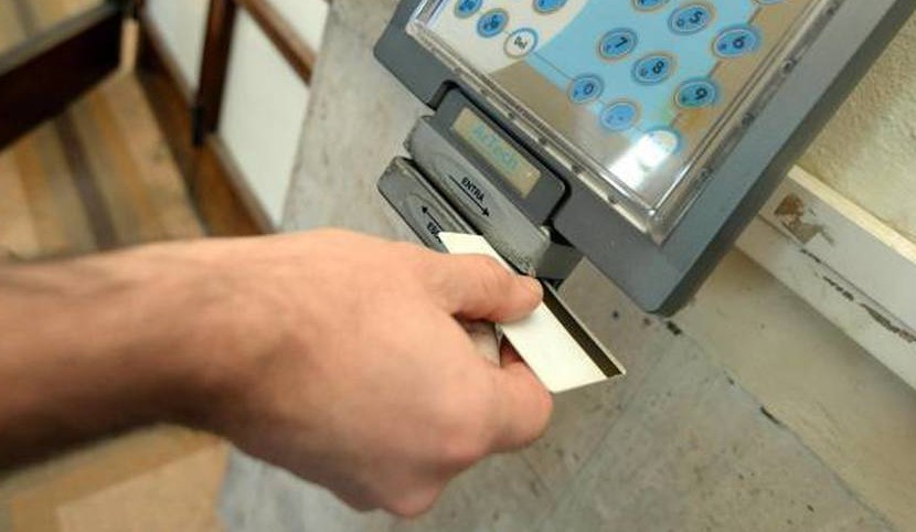 Teramo. Dirigente Medico e Dipendente Accusati di False Timbrature