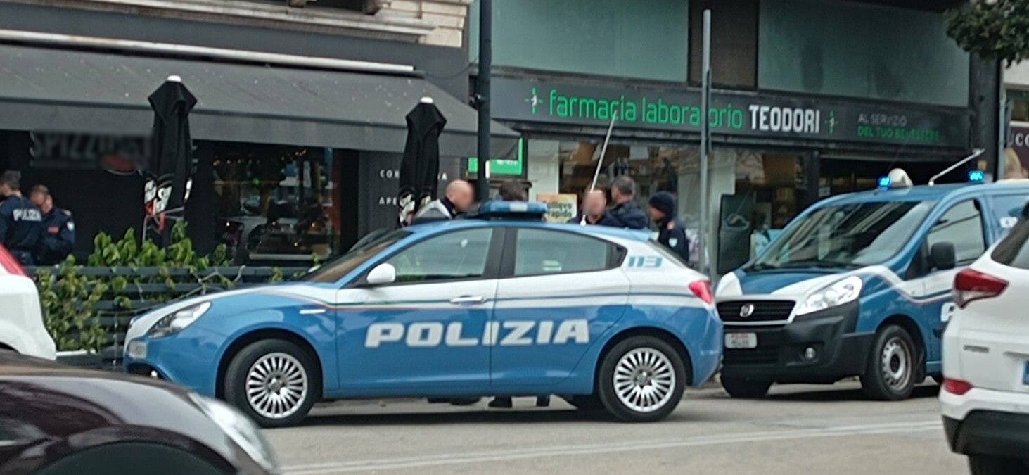 Paura in centro a Pescara: uomo armato di coltello blocca il corso, poi l’arresto