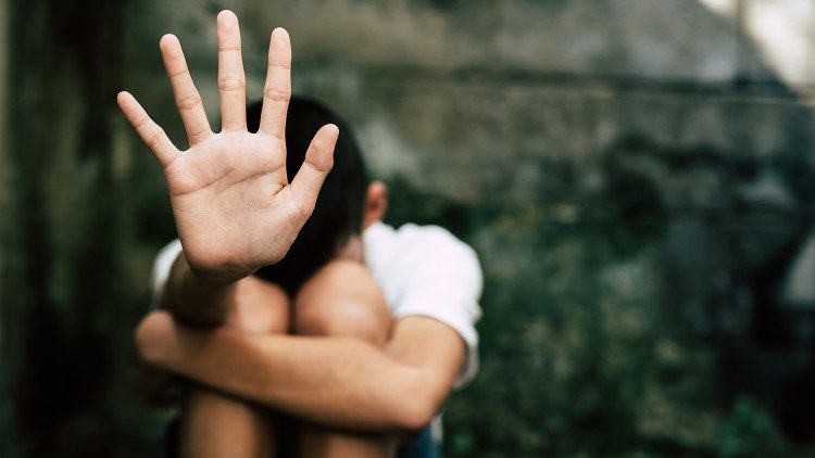 Educatore di colonia estiva accusato di violenze su minori: rinviato a giudizio