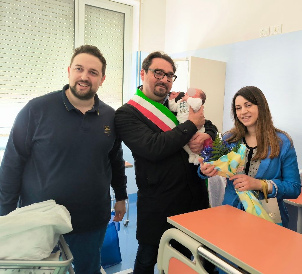 Il saluto del Sindaco al primo nato del 2025