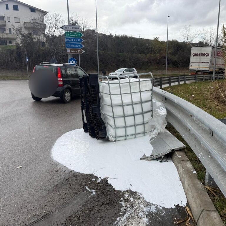Villa Vomano. Dieci quintali di vernice in strada, persi da un trasportatore.
