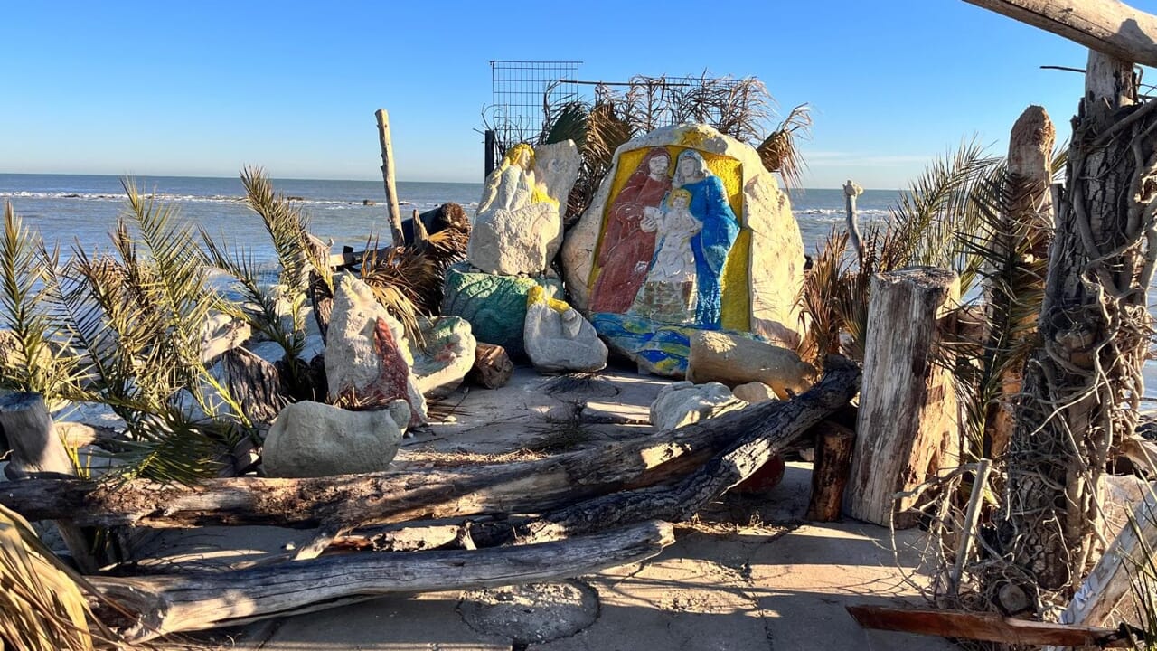 Danneggiano il Presepe Monumentale del Mare. Giovani Vandali Incastrati dalle Telecamere