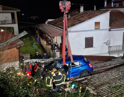Montorio. Atterra con l’auto sul tetto di una rimessa. Ricoverata in codice giallo.