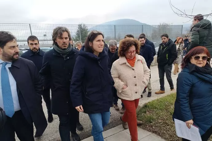 LA Schlein va all’Aquila ma “dimentica” le scuole teramane