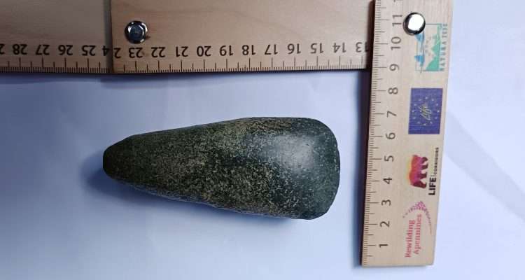 un’ascia neolitica scoperta sul Gran Sasso