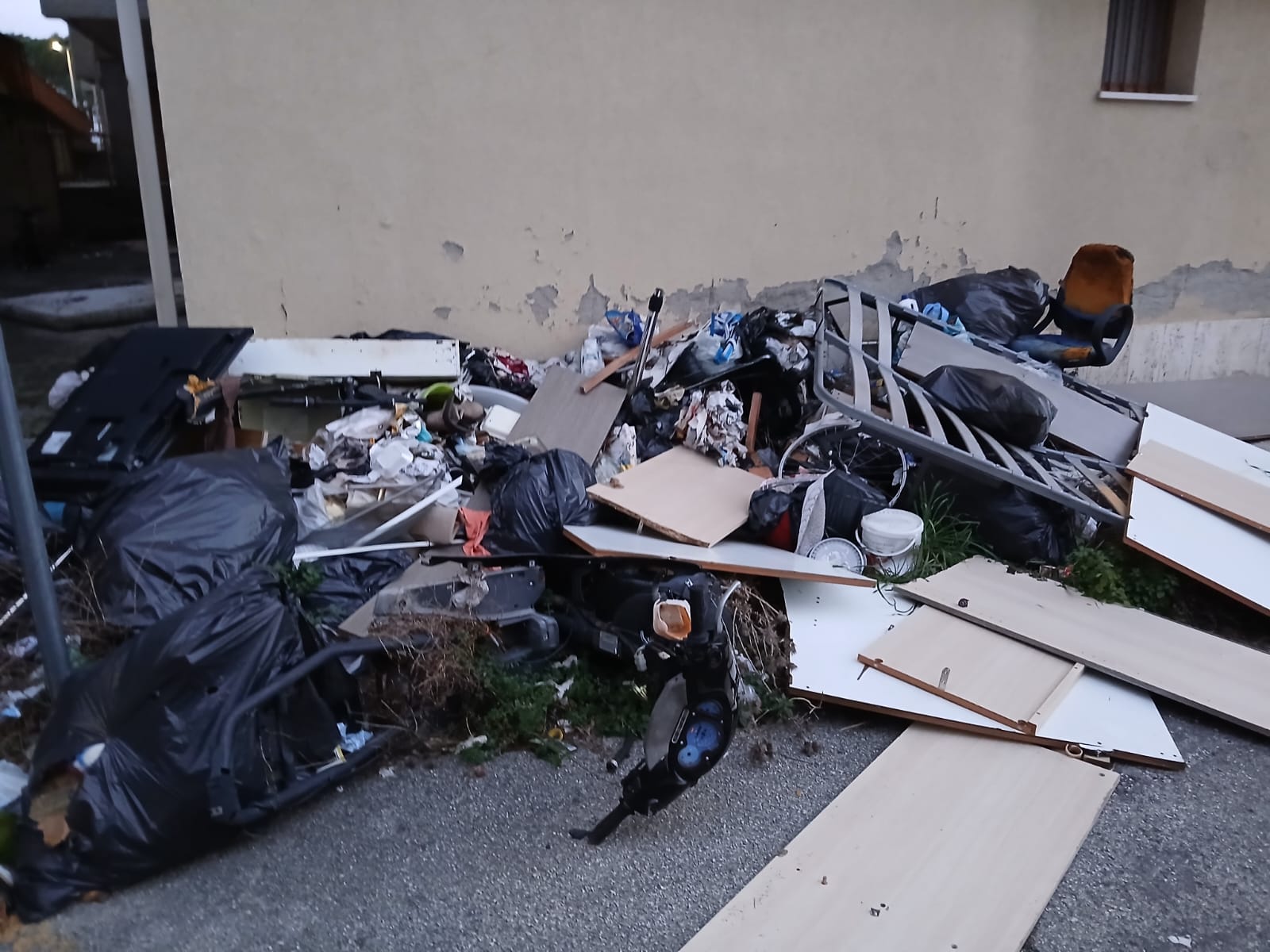 Un lettore ci scrive: “una discarica in via Medori”