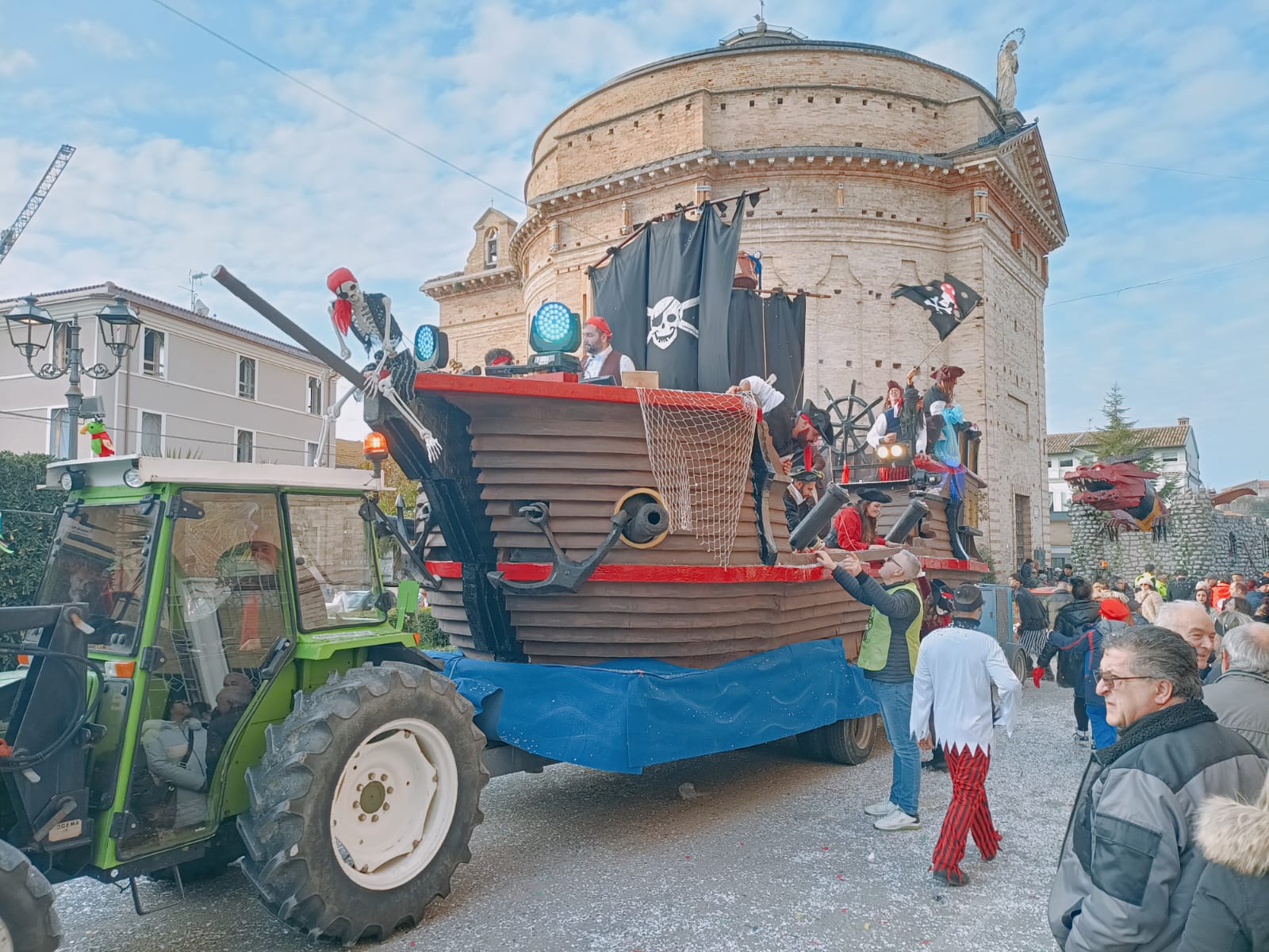 “Carnevale nel borgo” a Mosciano. Carri, giochi, musica e allegria (video)