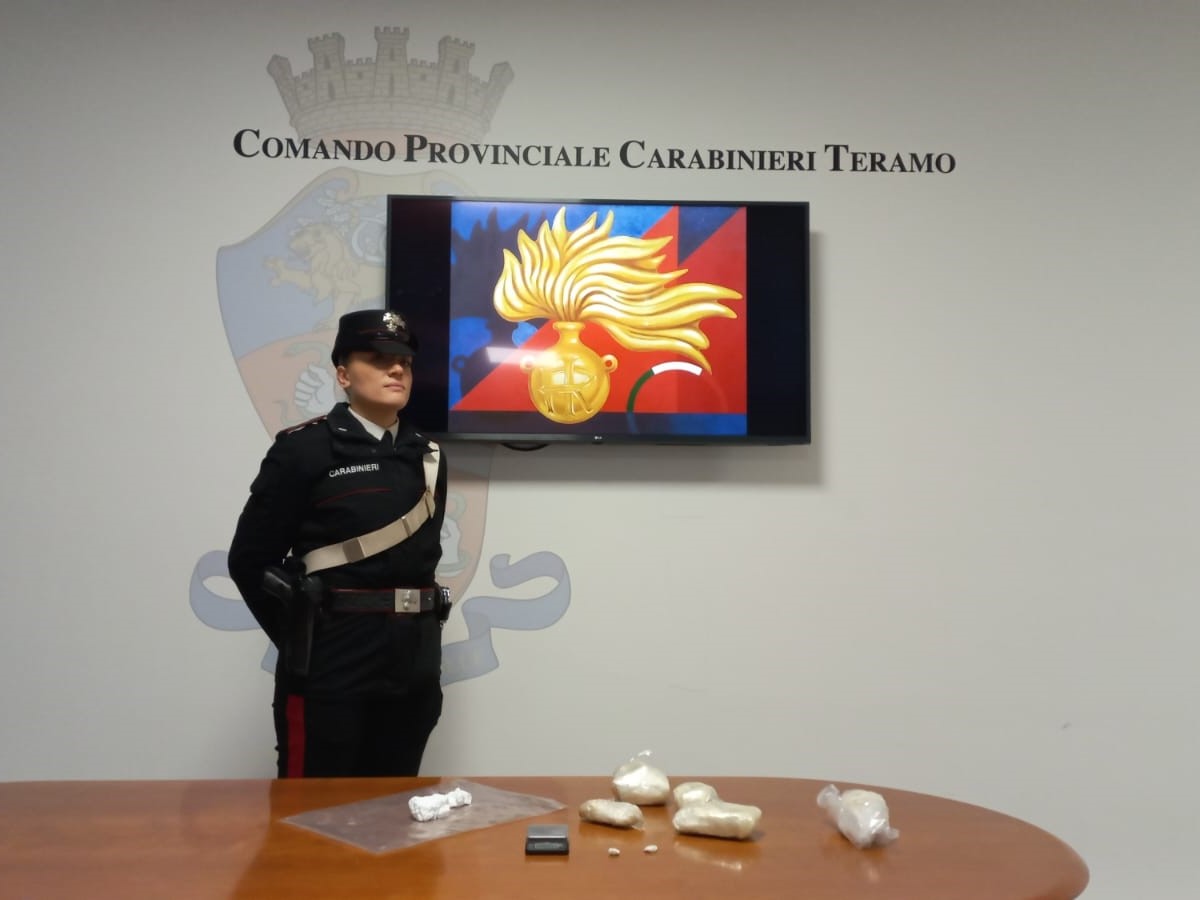 Arrestato in flagrante presunto spacciatore. In casa gli trovano 800 grammi di cocaina