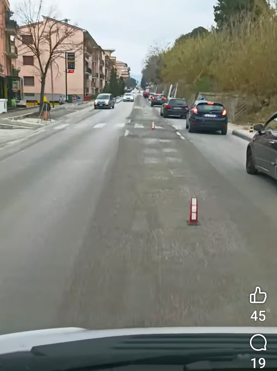 (Video) Slalom tra i birilli di un’ambulanza. ma c’è chi dà una dritta:Spostare l’ospedale per dare un senso alla pista ciclabile. Uno, anzi due, pareri sul Viale dei Cordoli