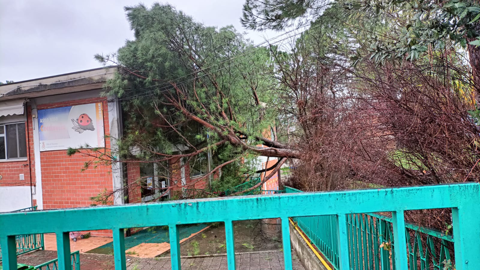 Danni da maltempo in tutta la provincia. Giornata campale per i Vigili del Fuoco. Soccorso un uomo in un sottopasso