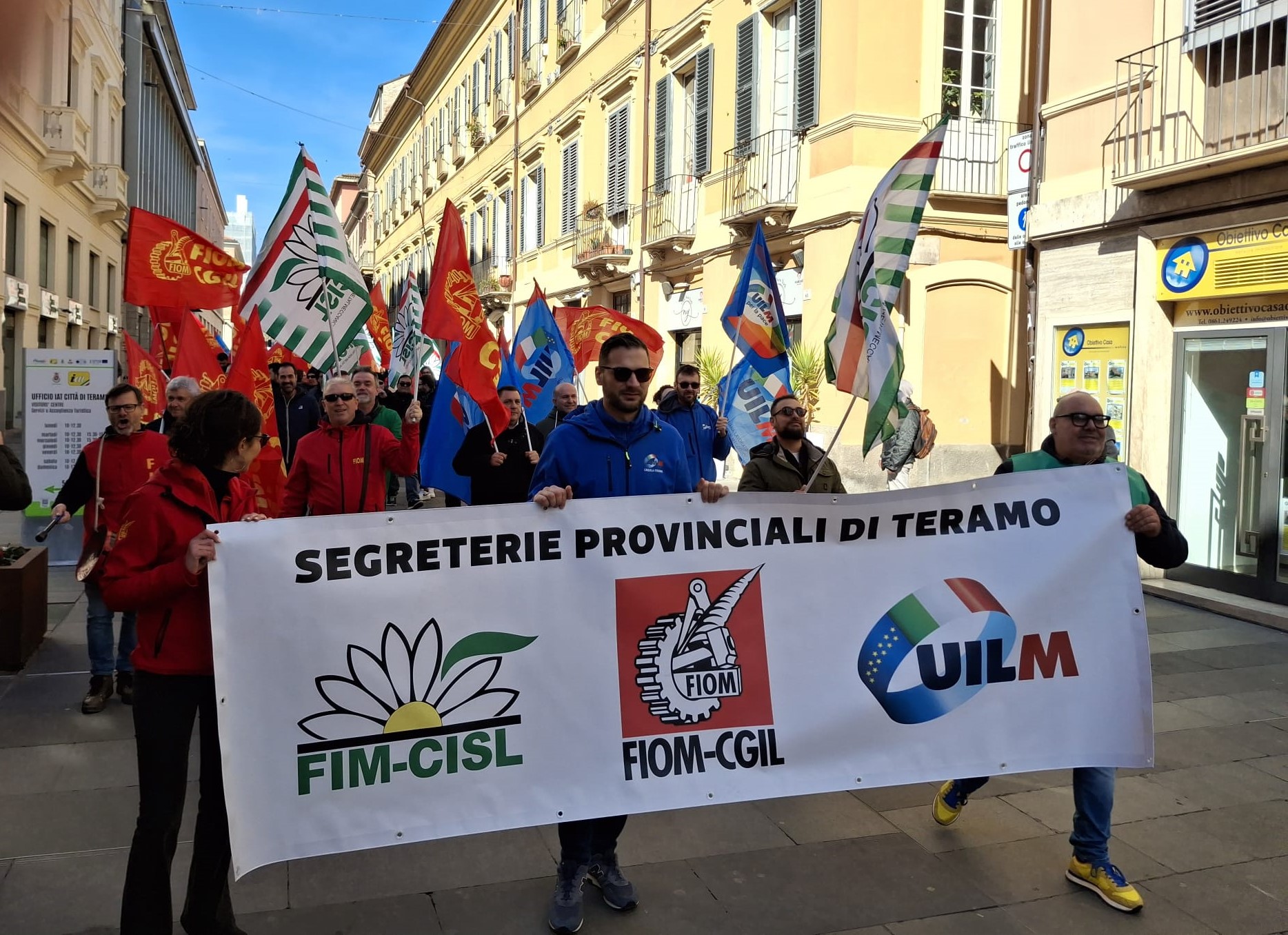 Cisl, Uil e Cgil. Corteo di protesta a Teramo per il rinnovo del contratto metalmeccanici