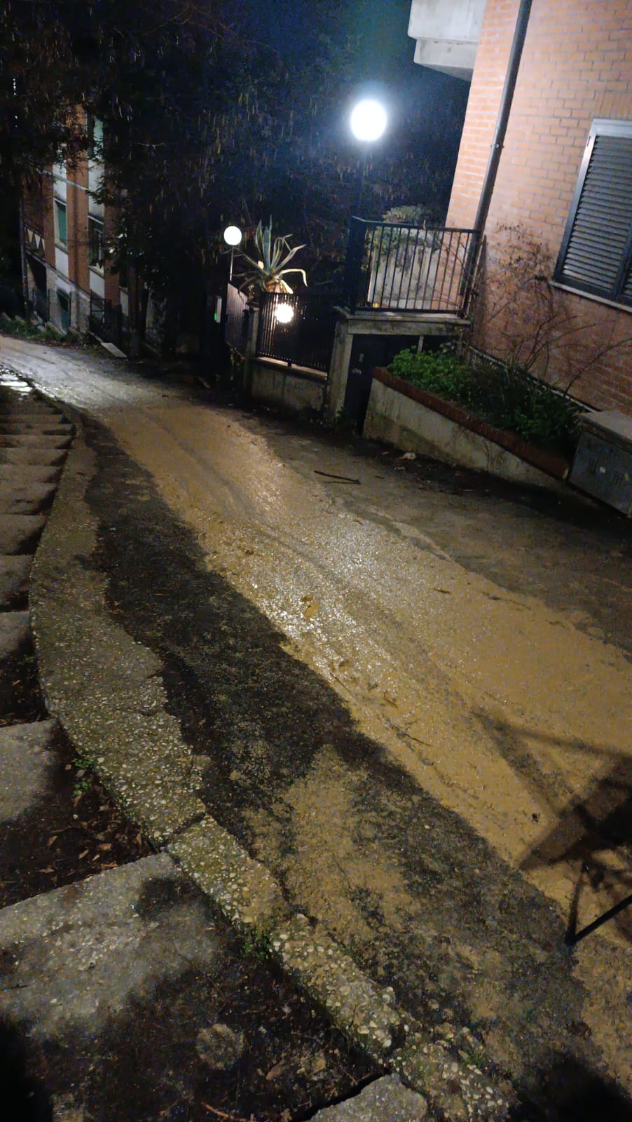 fiume di fango in via dell’Arco. Un lettore ci scrive