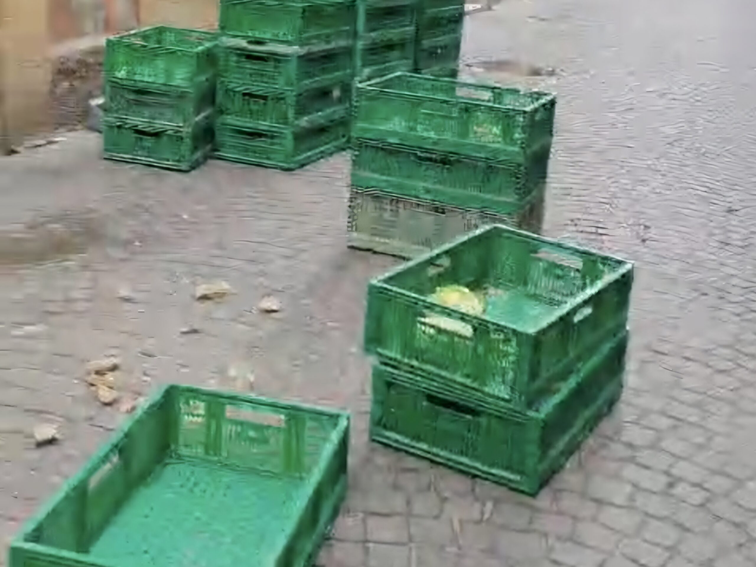 Piovono calcinacci in via d’Aosta. sul posto la Polizia Locale