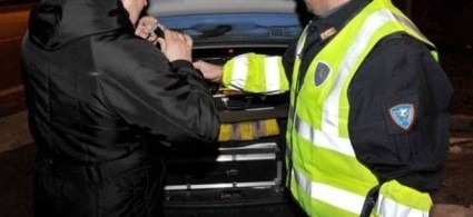 Donna fugge all’alt della Polizia. Inseguita e bloccata,non aveva la patente – 5 patenti ritirate per alcol e droga
