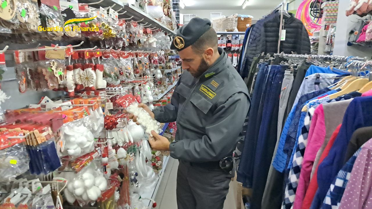 50.000 giocattoli e accessori di Carnevale non sicuri: scoperta una filiera illegale dalla GDF
