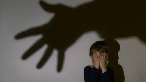 Teramo: bimbo di 12 anni denuncia violenze in famiglia, madre e nonni indagati