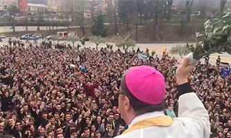 “100 giorni agli esami”a San Gabriele. Massiccio dispiegamento di forze dell’ordine per la benedizione delle penne: prevenzione e sicurezza per una giornata in serenità