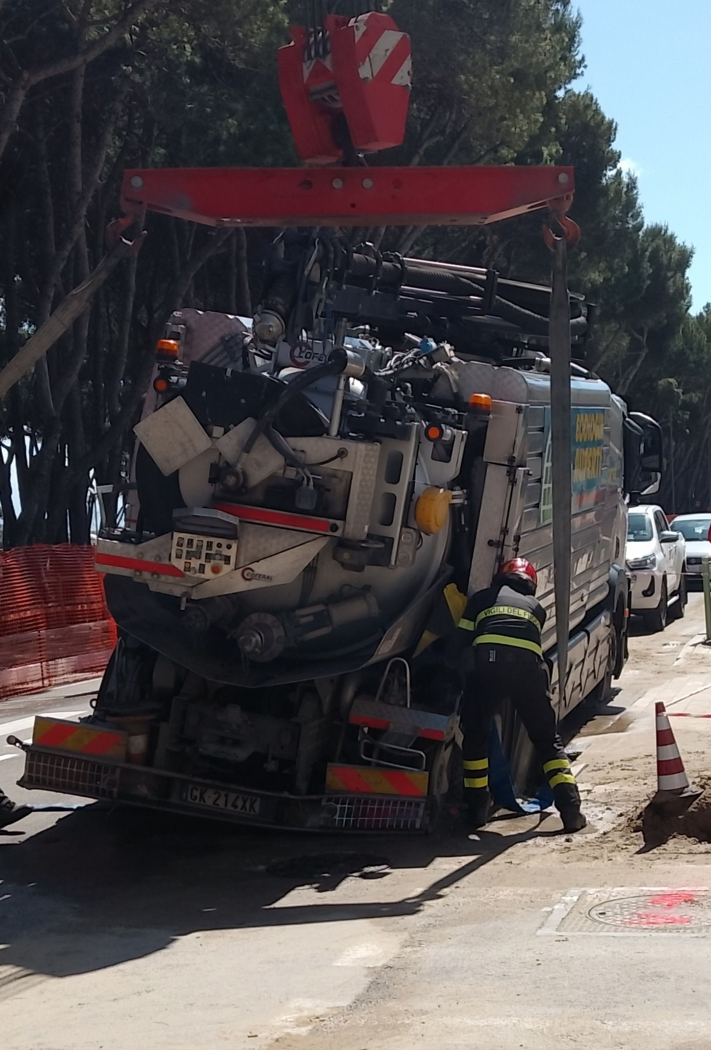 Si rompe condotta idrica ad Alba Adriatica. “C’è chi dice no”: strada a rischio, mezzo sprofonda