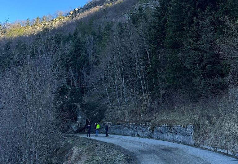 Frana di versante sulla provinciale 45 fra Crognaleto e Piano Roseto. Chiesto l’intervento della Regione e del Genio Civile