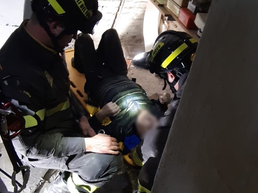 Via Duca D’Aosta a Teramo. Si sfonda il solaio del pavimento, 75enne precipita per 8 metri. Trasportato al Mazzini con traumi agli arti