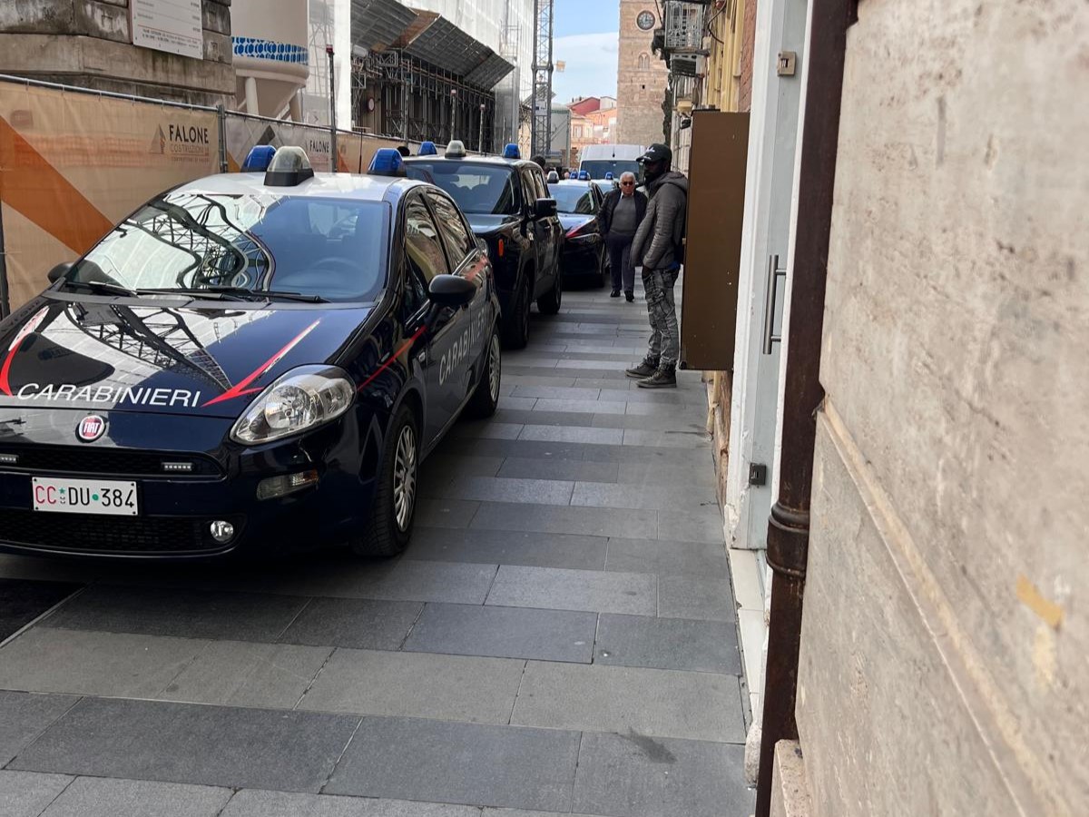 Tensione in Corso San Giorgio: Carabinieri Intervengono per “calmare” un cliente in un Negozio di Cover