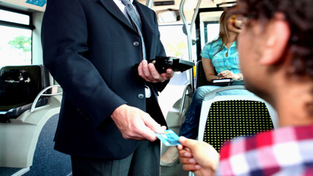 Passeggero senza biglietto minaccia il controllore