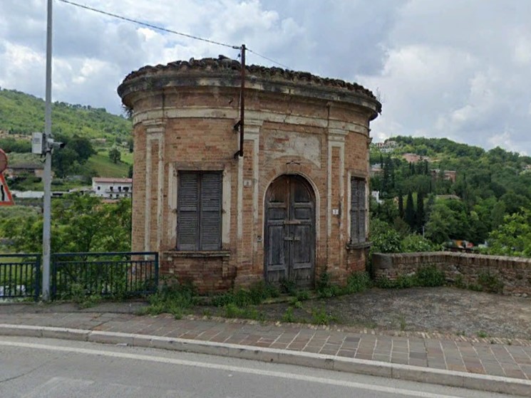 Cede il tetto del piccolo edificio all’inizio di circonvallazione Spalato