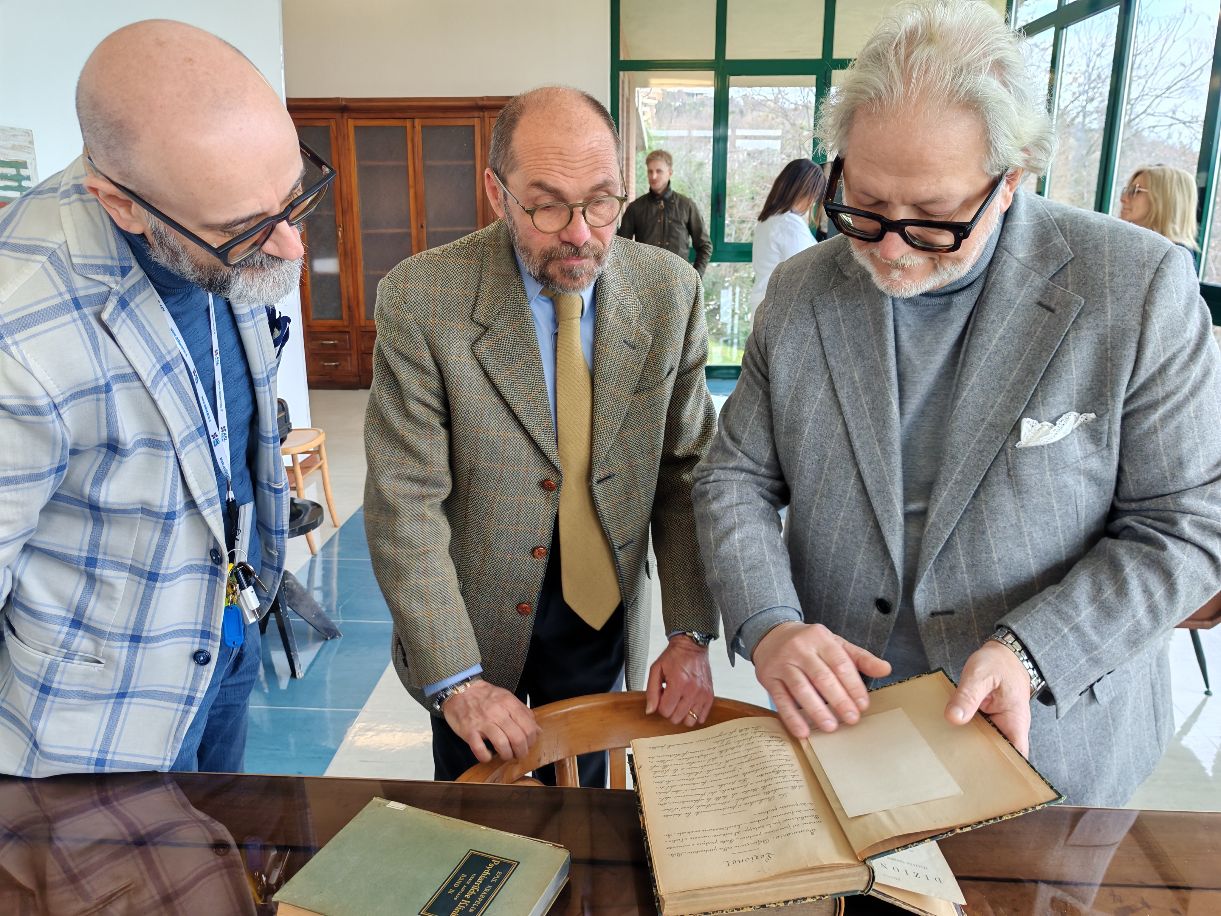 Il prefetto Stelo visita la biblioteca storica dell’ex Psichiatrico