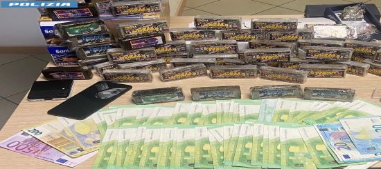 Arrestato giovane aquilano per detenzione di droga: sequestrati oltre 5 kg di hashish e una consistente somma di denaro