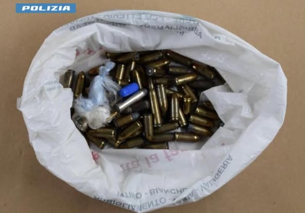 Proiettili e droga scoperti dalla Polizia in un terreno a Pescara