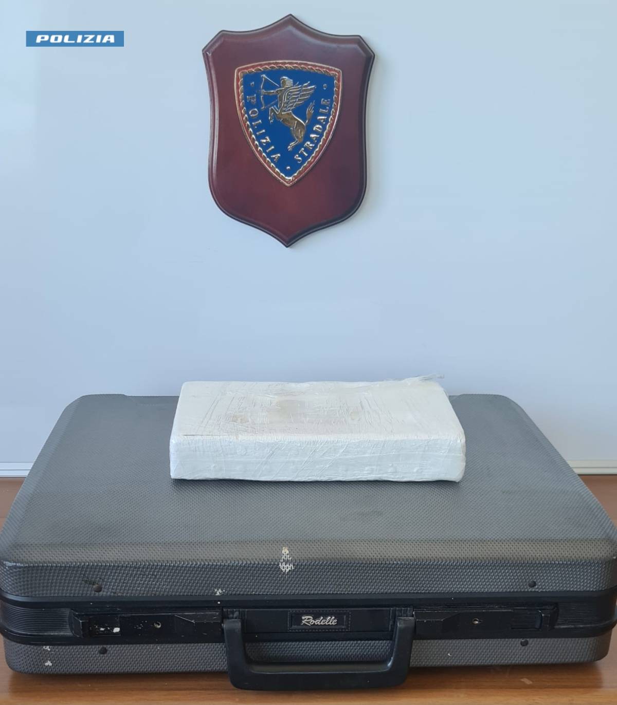 Gli trovano un chilo di cocaina. La Polizia stradale arresta giovane sulla A24