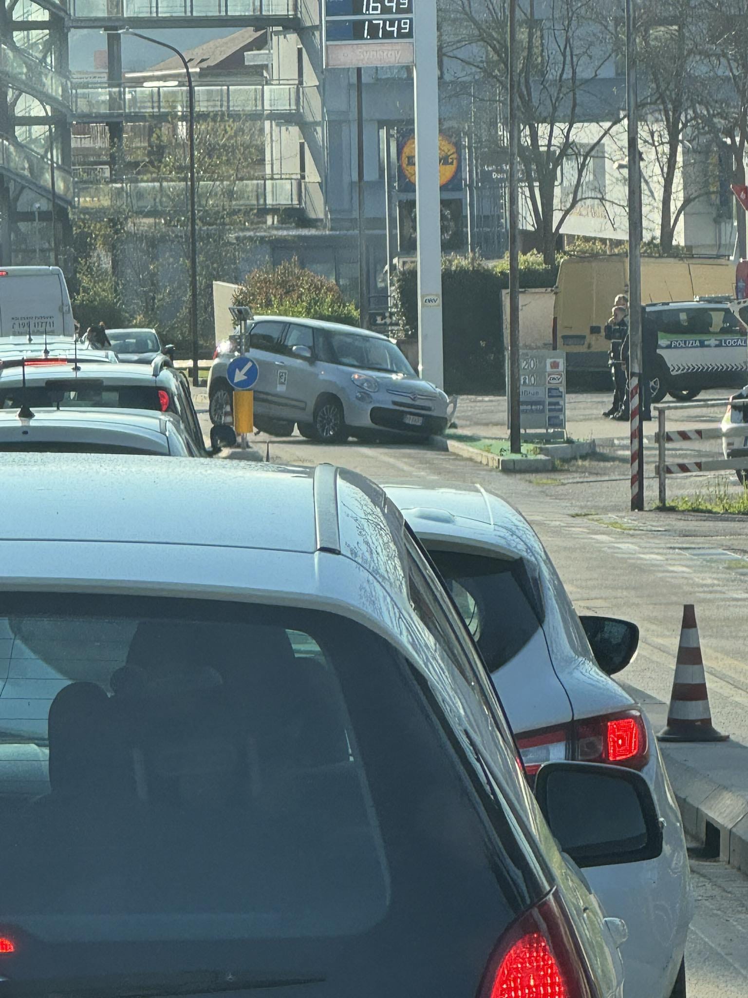 Incidente in via de Gasperi. Fiat 500L finisce sui cordoli