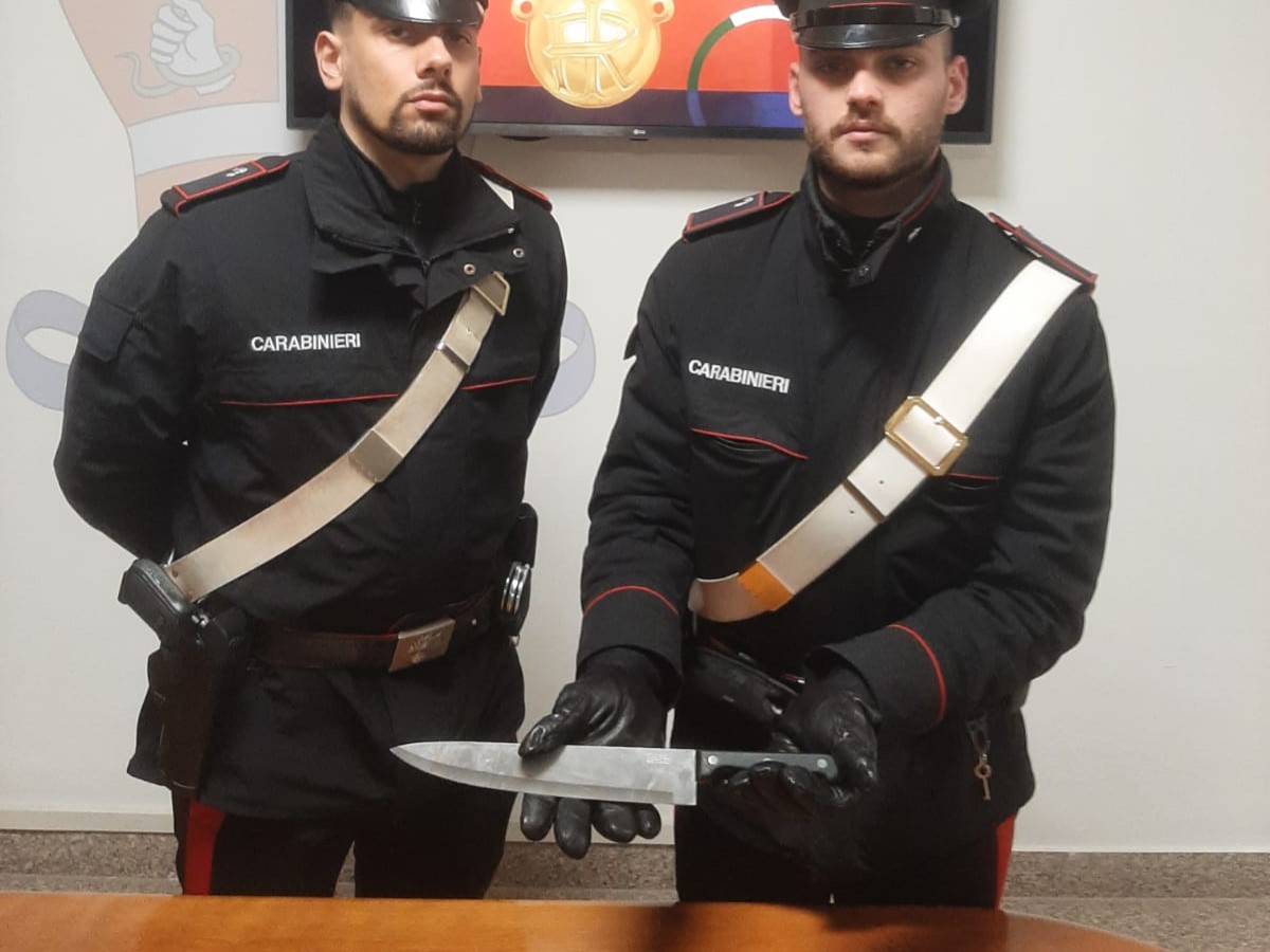 Auto danneggiate e Coltello: Uomo Fermato Vicino alla Stazione di Teramo
