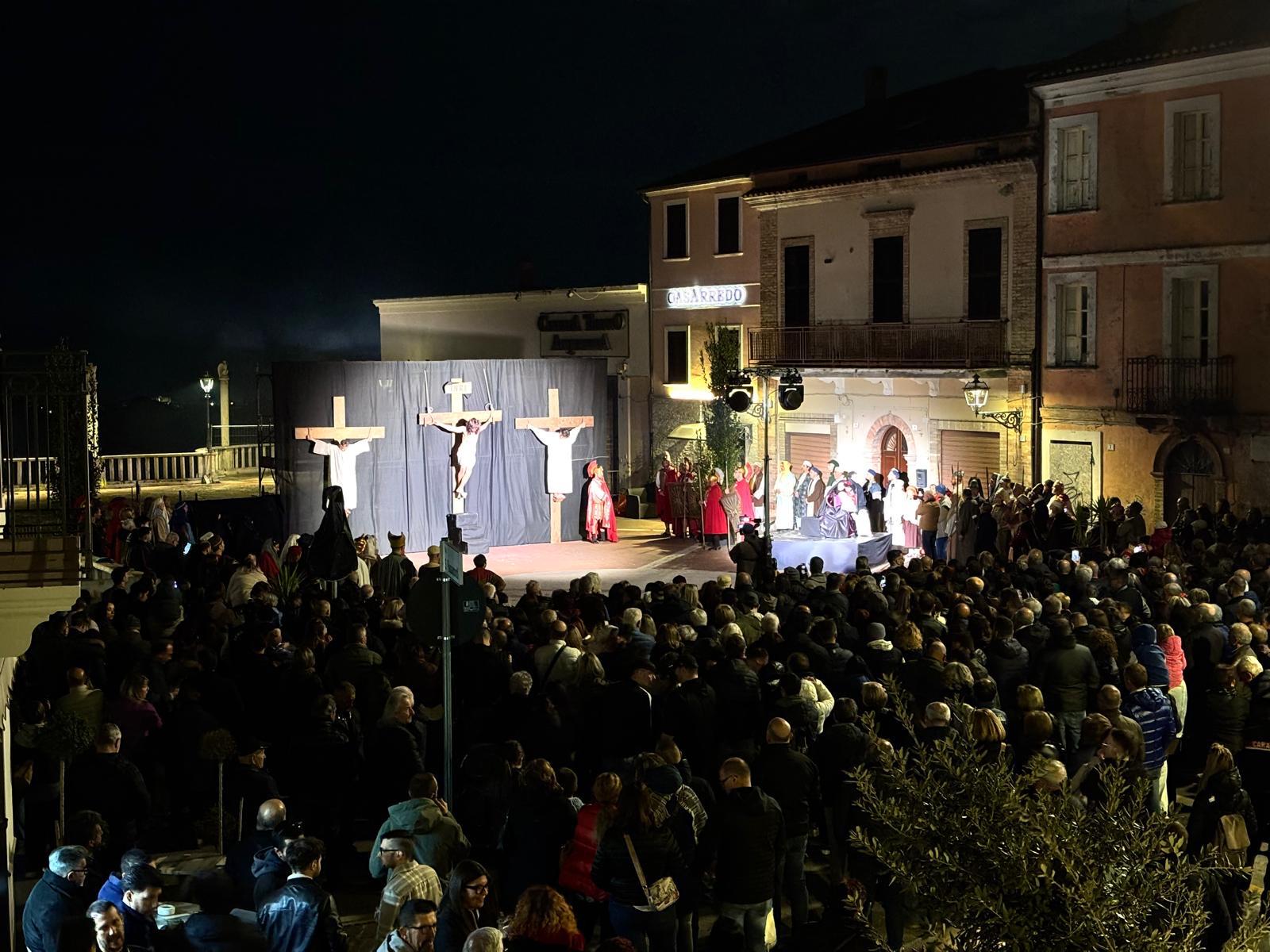 (Foto) Mosciano. Via Crucis Vivente, tantissima gente alla sua terza edizione
