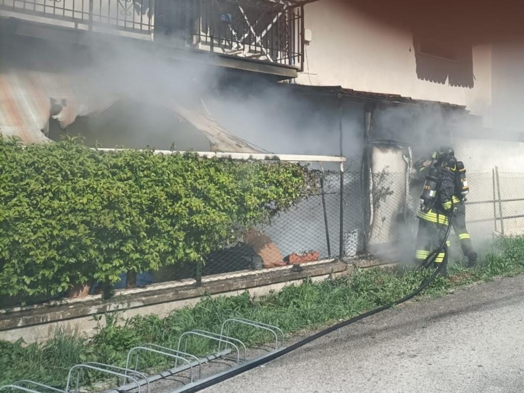 (Video) Roseto. Fiamme in un’Abitazione: Danni e Fumo, Ma Nessun Ferito. Salvati Due Cagnolini
