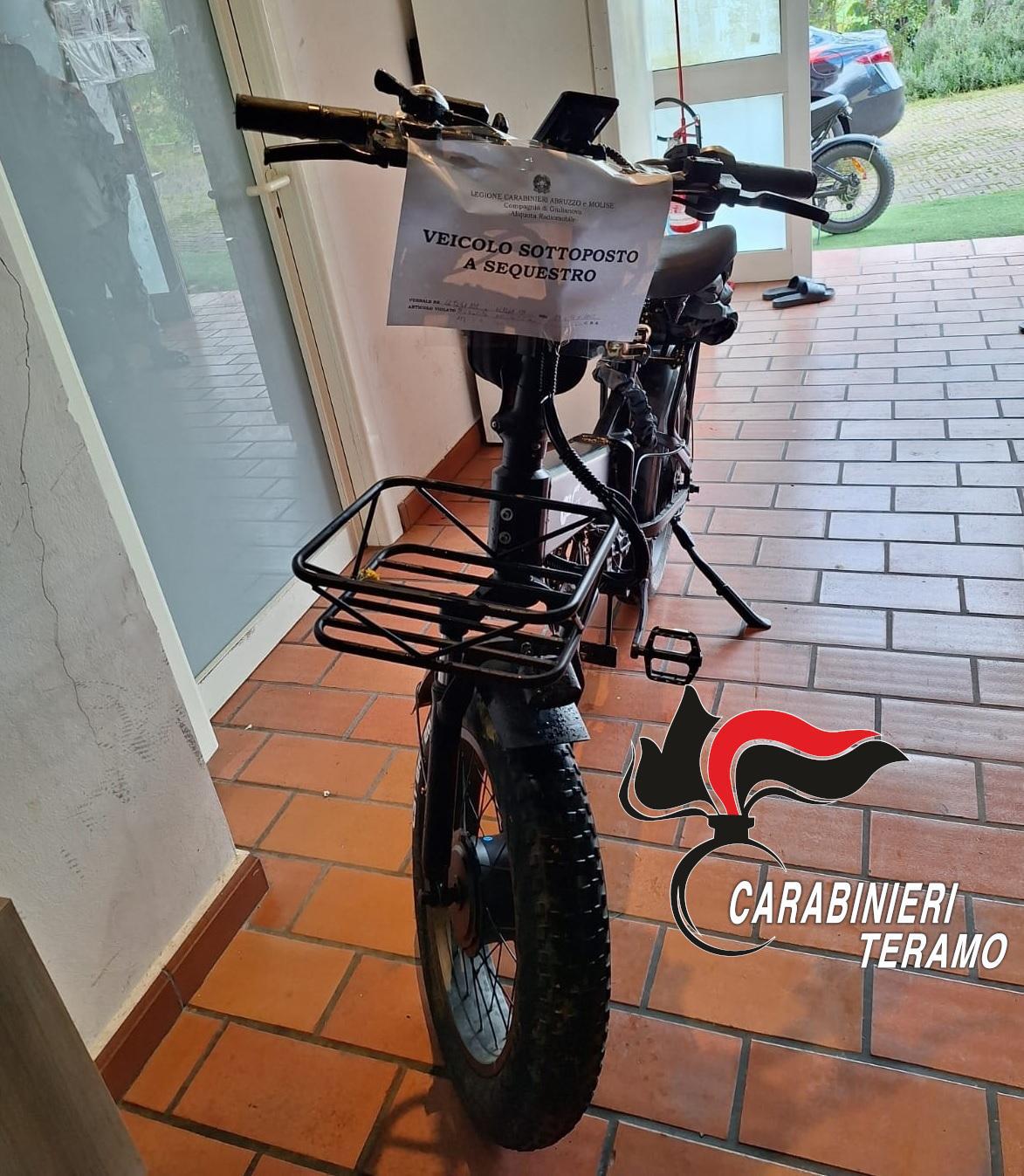 Sequestrate biciclette elettriche trasformate in scooter. Alla vista dei carabinieri i proprietari fingevano di pedalare. Pesanti le conseguenze
