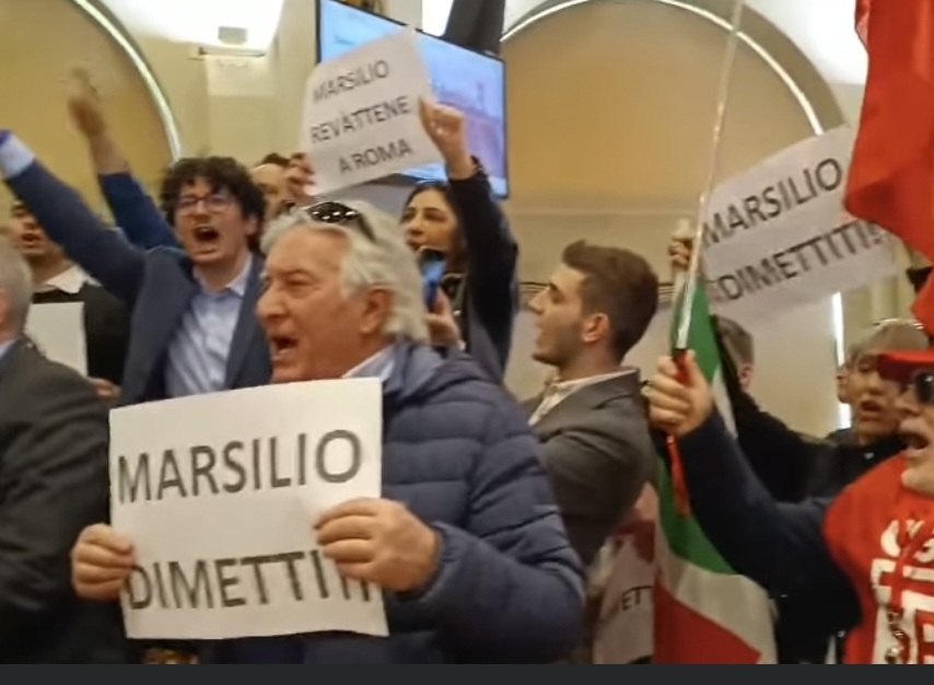 “No all’aumento Irpef”. I Manifestanti occupano la sede del consiglio regionale.