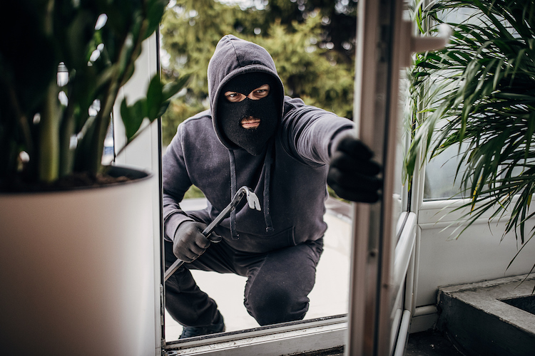 Sorpresi mentre rubano in casa, picchiano i proprietari