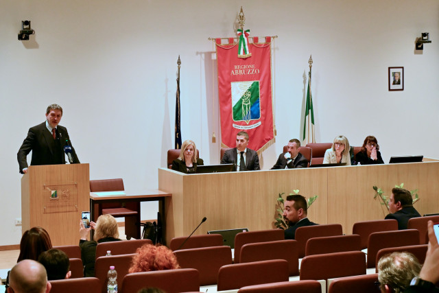 Approvata ieri la nuova Irpef regionale. Assenti le opposizioni impegnate nella protesta