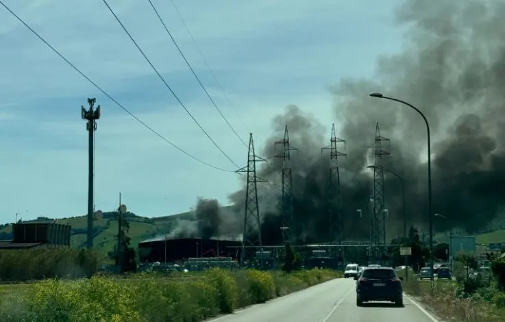 (Foto) Incendio alla Italservizi vicino al Tronto. Il secondo in tre anni.