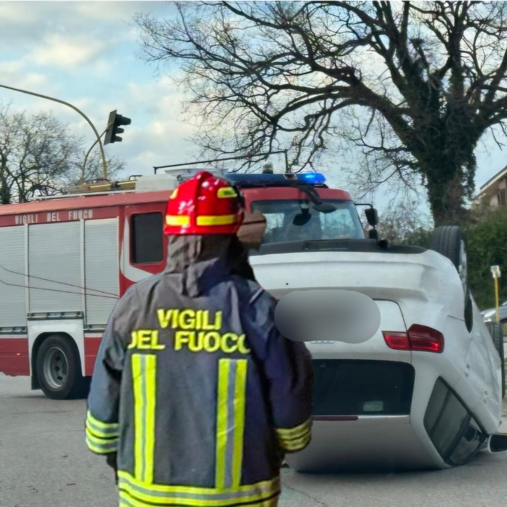 Incidente incrocio Teramo/Mare-San Nicolò. Audi tampona Alfa Romeo e si ribalta