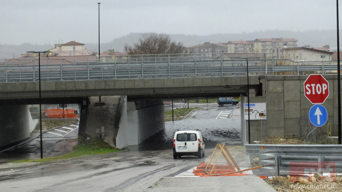 i Carabinieri Sventano Tentativo di Suicidio sul Ponte della Libertà a Pescara