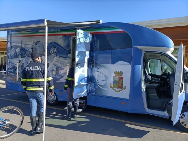 A ROSETO IL CAMPER AZZURRO DELLA POLIZIA. LEGALITA’ E SICUREZZA STRADALE I TEMI AL CENTRO DELL’EVENTO