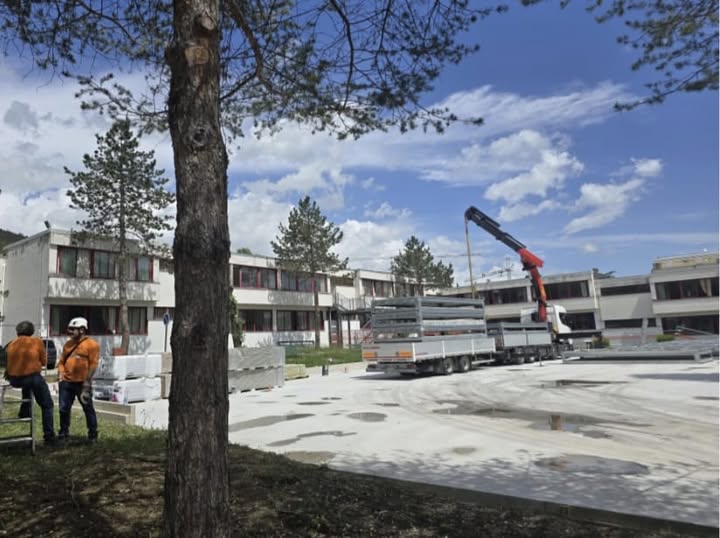(VIDEO) COMINCIATA LA MESSA IN POSA DEI MODULI SCOLASTICI ALLA CONA