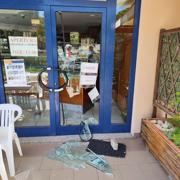 Scerne di Pineto: Spaccata notturna alla gelateria “La Dolce Vita”, danni maggiori del bottino.