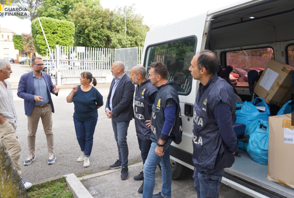 Teramo: La Guardia di Finanza Dona 5.000 Capi Sequestrati a Colibrì Onlus per Aiutare il Senegal