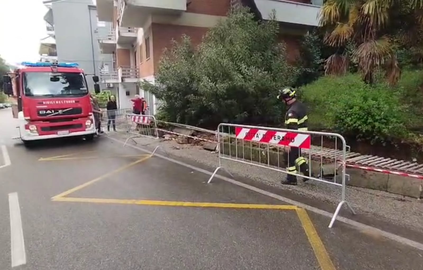 Nubifragio a Teramo: Vigili del Fuoco in Azione per Allagamenti, Alberi Caduti e Danni a Muretto